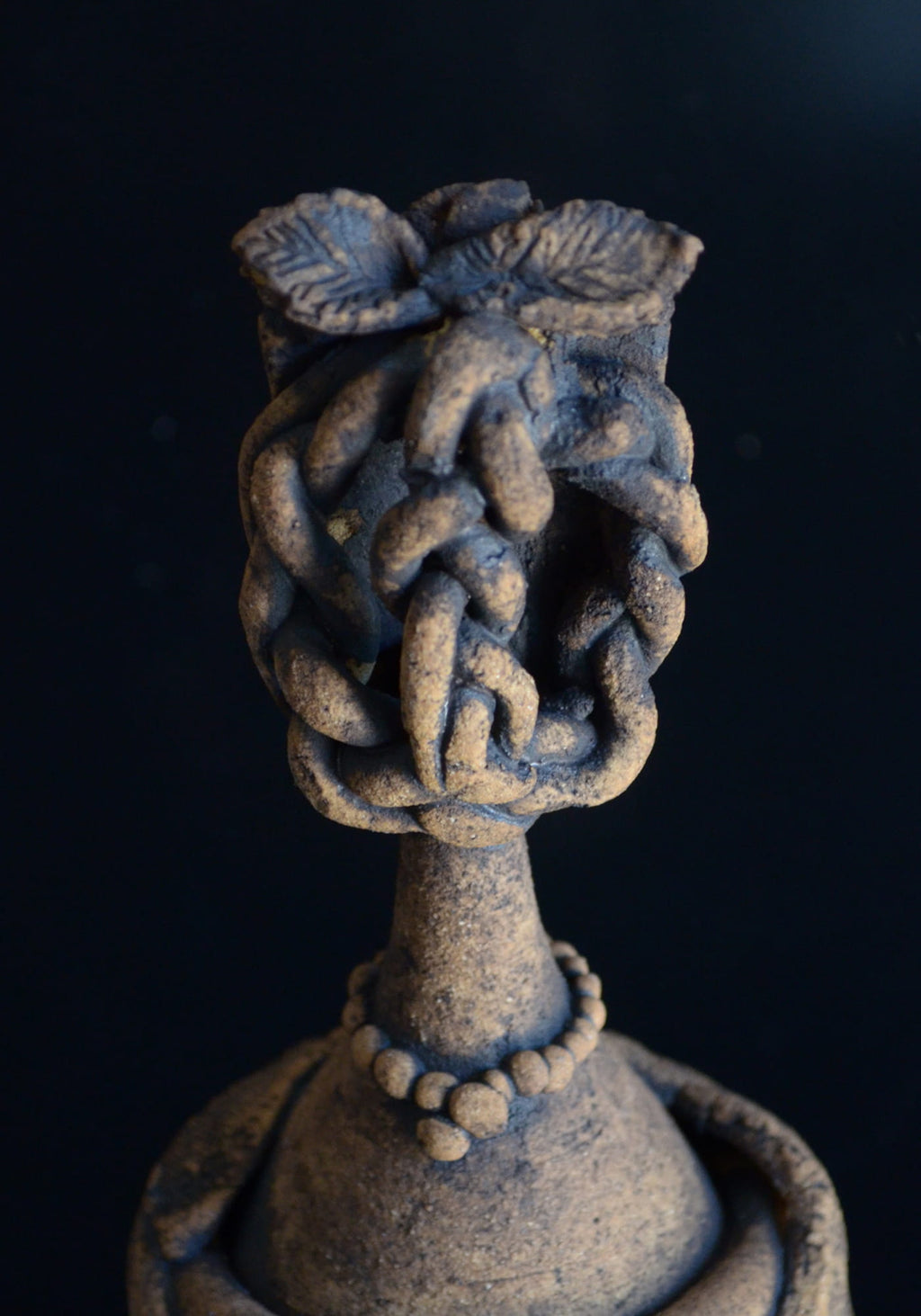 escultura Frida Kahlo detalle moño