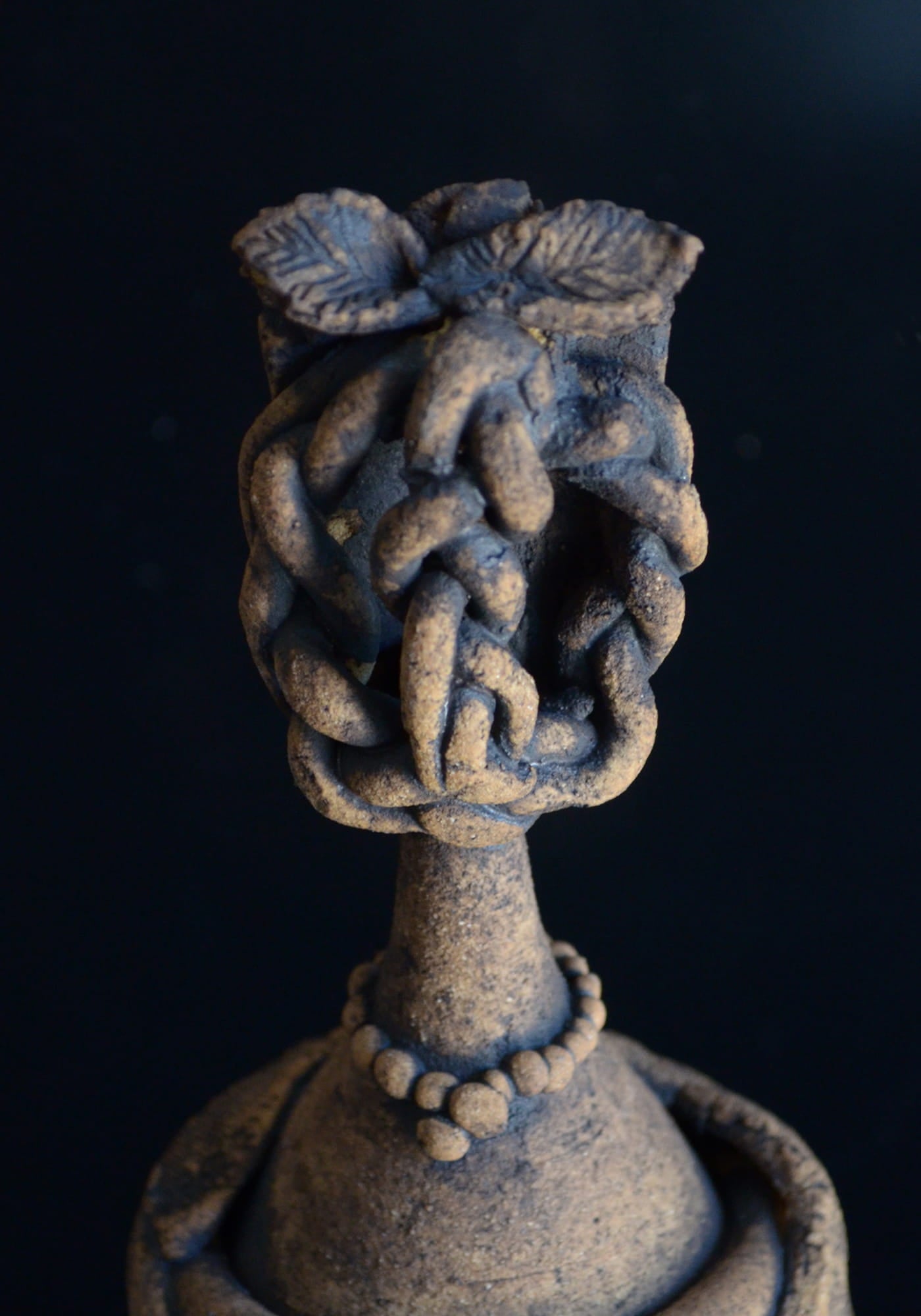 escultura Frida Kahlo detalle moño